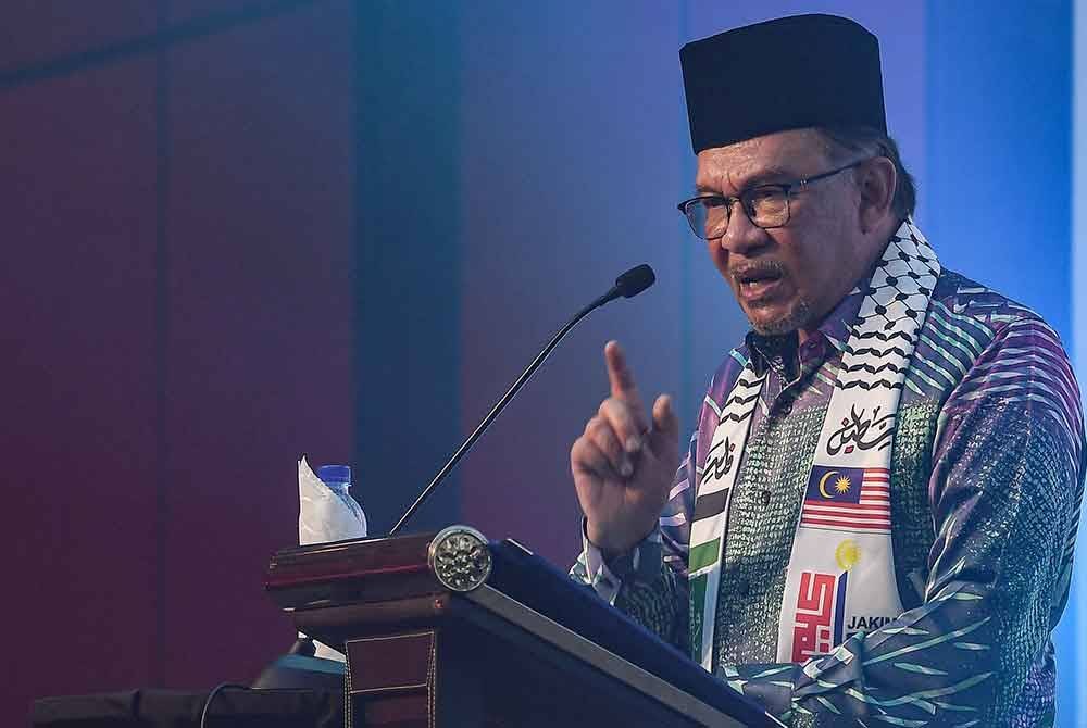 Perdana Menteri Datuk Seri Anwar Ibrahim berucap pada Perasmian Muktamar Masjid SeMalaysia Untuk Al-Aqsa dan Palestin sempena Sambutan Hari Masjid Sedunia 1446H/2024M di Masjid Wilayah Persekutuan pada Ahad. Foto Bernama