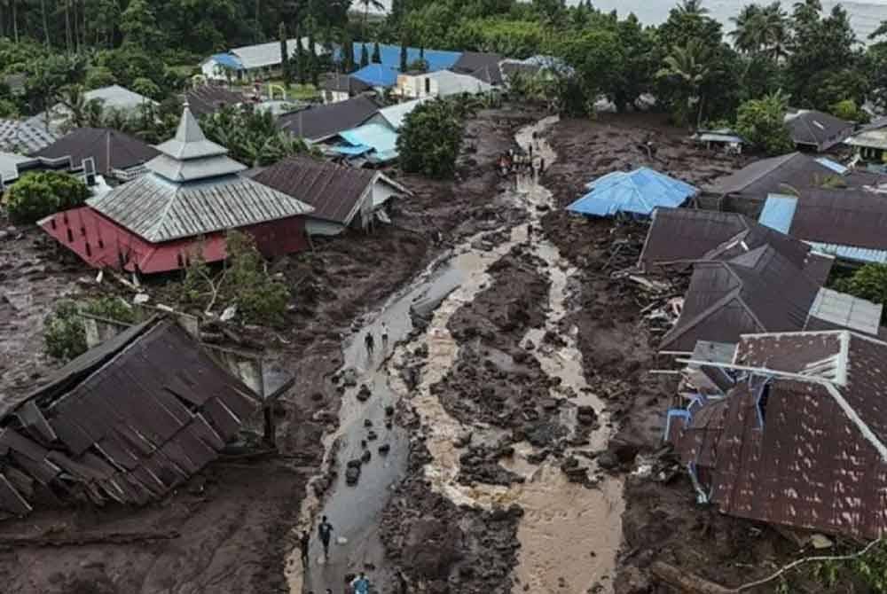 Banjir kilat yang dicetuskan oleh hujan lebat awal pagi Ahad mengakibatkan 11 kematian di daerah Rua, Ternate, Maluku Utara.