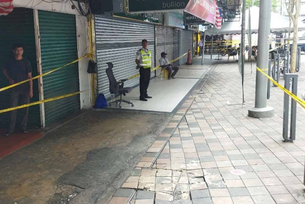 Antara kedai berhampiran lokasi kejadian tanah jerlus di Jalan Masjid India tidak beroperasi pada Ahad.