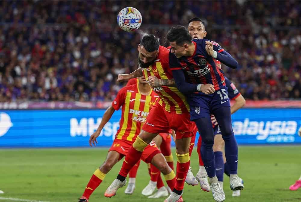 Pemain Selangor FC, Ronnie Allan Fernandes Saez mengasak pemain Johor Darul Ta&#039;zim Muhamad Feroz Baharudin pada perlawanan akhir Piala FA di Stadium Nasional Bukit Jalil malam Sabtu. Foto Bernama