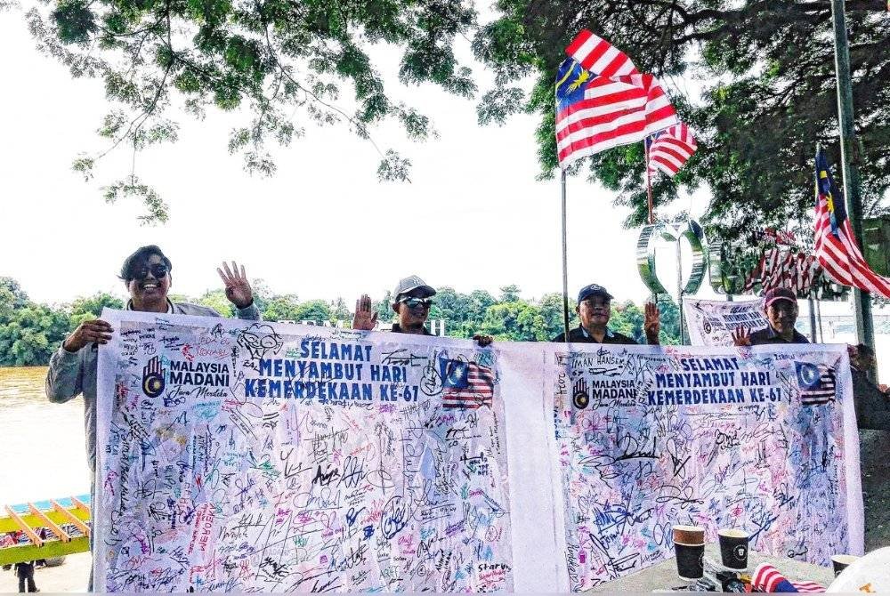 Antara tandatangan yang berjaya dikumpul di Esplanade Temerloh.