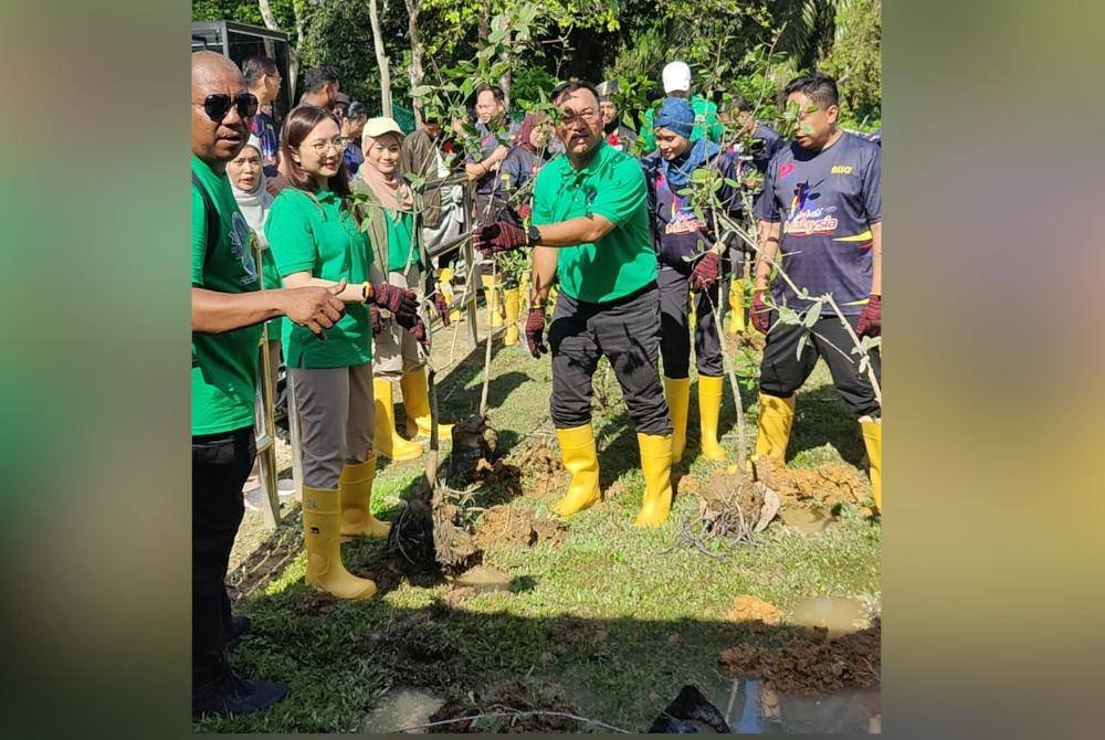 Jamaliah (dua dari kiri) bergambar pada Program Malar Hijau Penyemaian 33,333 Benih Pokok Berembang 2024 di Santuari Kelip-Kelip Kampung Kuantan pada Ahad.