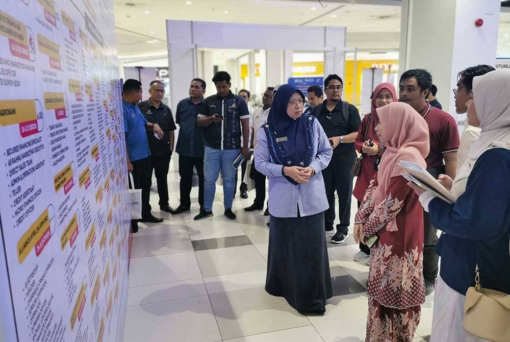 Farihah (tengah) berbual bersama pengunjung Karnival Kerjaya MyFutureJobs &#039;Tiada Yang Terpinggir&#039; 2024 di KTCC Mall, Kuala Terengganu pada Ahad.