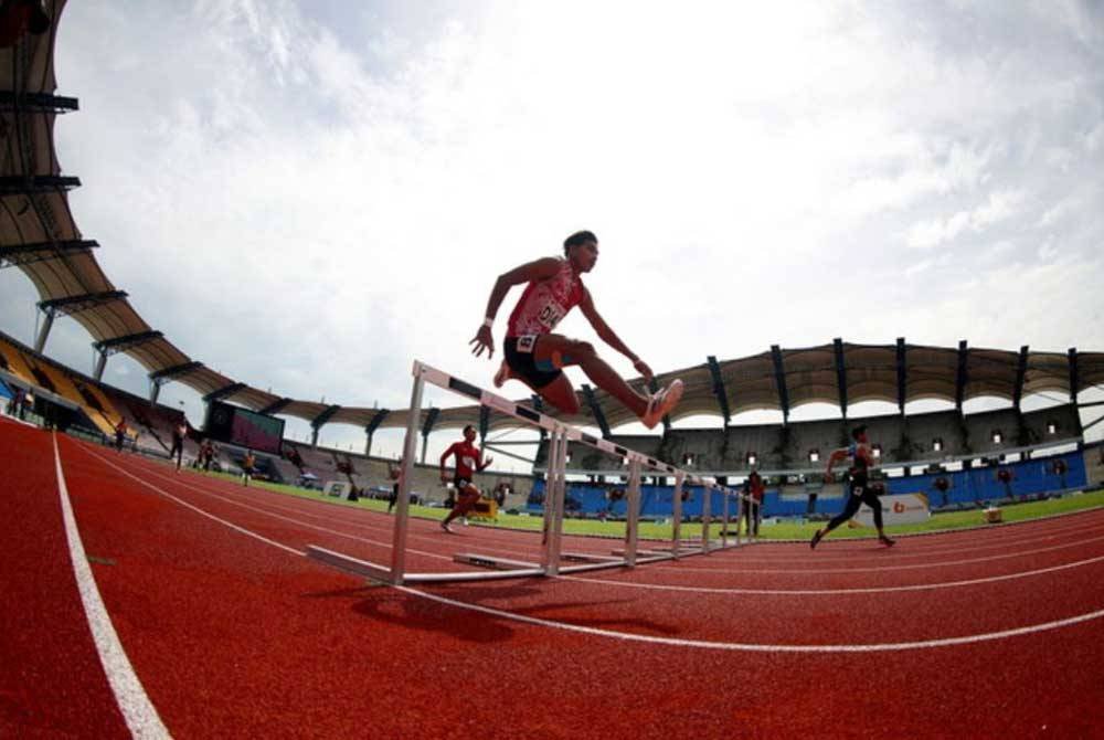 Muhammad Fakrul (dua, kanan) memecahkan rekod kebangsaan dalam acara 400 meter (m) lari berpagar lelaki pada Sukma 2024. Foto Bernama