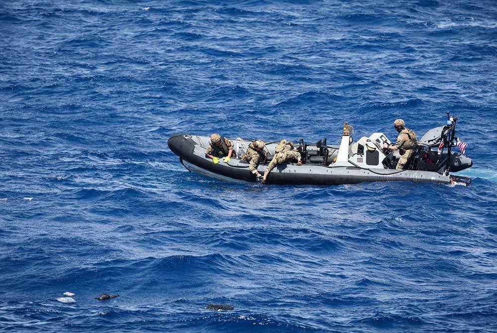 Dadah itu dirampas selepas dibuang ke laut. Foto Royal Navy