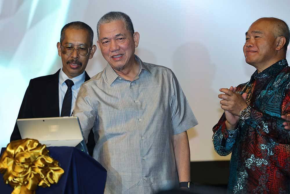 Fadillah (tengah) menyempurnakan majlis perasmian Konvensyen Banteras Eksploitasi Pekerja di Pusat Konvensyen Borneo Kuching pada Ahad. Foto Bernama