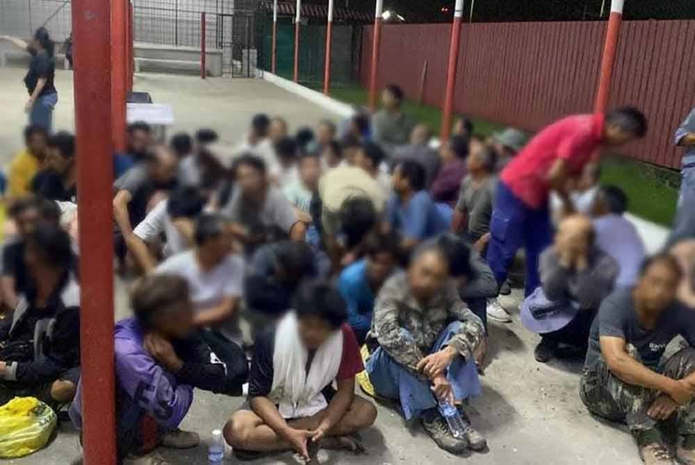 Mereka yang ditahan dalam Operasi Mahir selepas disyaki menyalahgunakan pas lawatan sosial untuk bekerja di sektor pembinaan di Semporna. Foto JIM Sabah