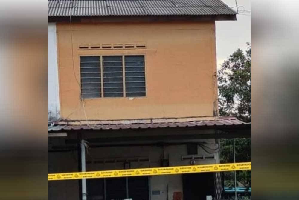 Lokasi penemuan mayat dua beranak di sebuah rumah di Sungai Abong, Muar.