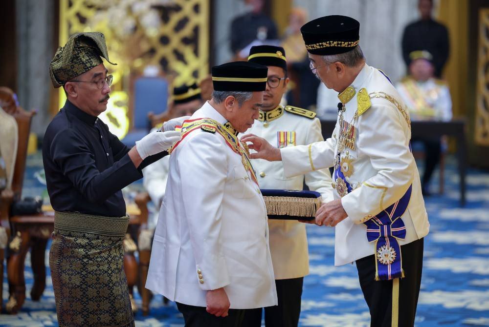 Tun Mohd Ali (kanan) mengurniakan Darjah Gemilang Seri Melaka kepada Shamsul Azri. Foto Bernama