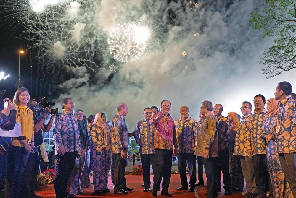 Anwar menyaksikan persembahan bunga api pada Majlis Penutup Sukma Sarawak 2024 di pekarangan Stadium Sarawak pada Sabtu. Foto Bernama