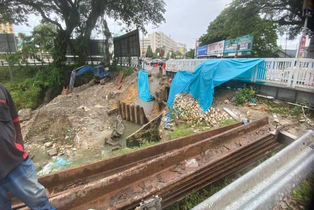 Kerja-kerja membaik pulih jambatan yang mendap dan terjejas akan dilakukan sepanjang penutupan jalan berkenaan. Foto Polis IPD Ipoh