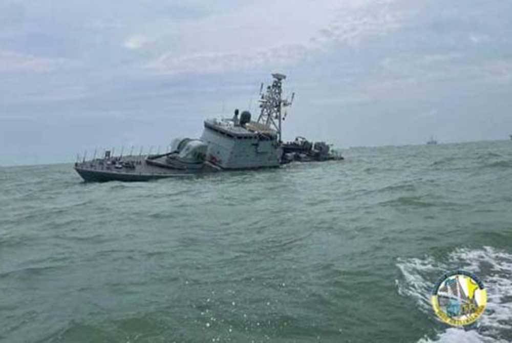 Kapal TLDM tenggelam selepas mengalami kebocoran, dua batu nautika Tenggara Tanjung Penyusop, Johor pada Sabtu. - Gambar/ FB Persatuan Abang Tanjung Penang