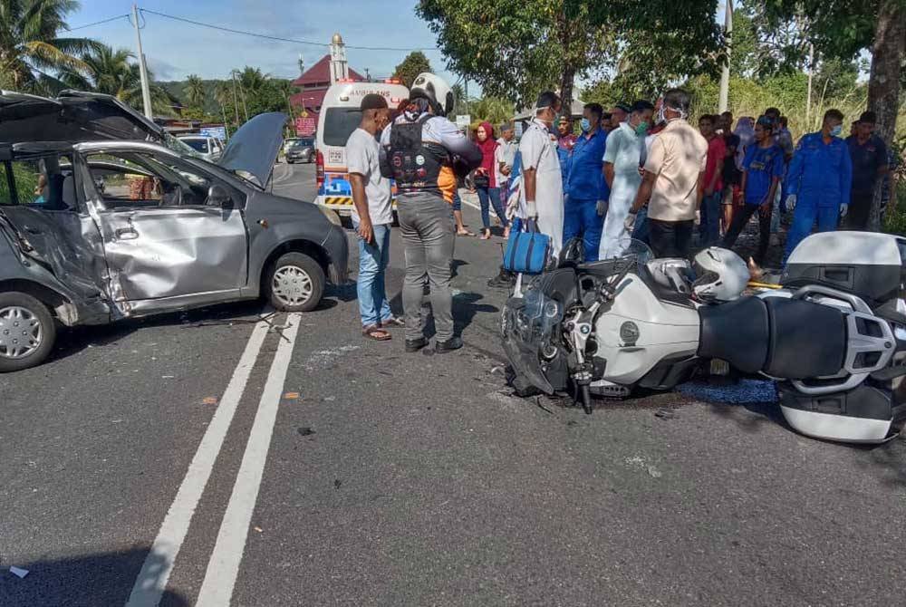 Keadaan motosikal berkuasa tinggi yang dinaiki mangsa setelah terlibat kemalangan dengan sebuah kereta di Kampung Baru, Kuala Besut pada pagi Ahad.