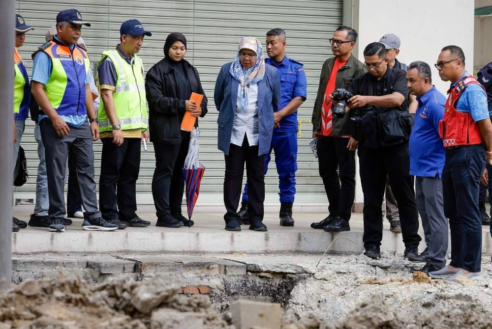 Datuk Bandar Kuala Lumpur, Datuk Seri Maimunah Mohd Sharif (tengah) ketika melawat kawasan seorang wanita warganegara India yang dipercayai terjatuh lalu tertimbus tanah mendap di Masjid India pada Ahad. Foto Bernama