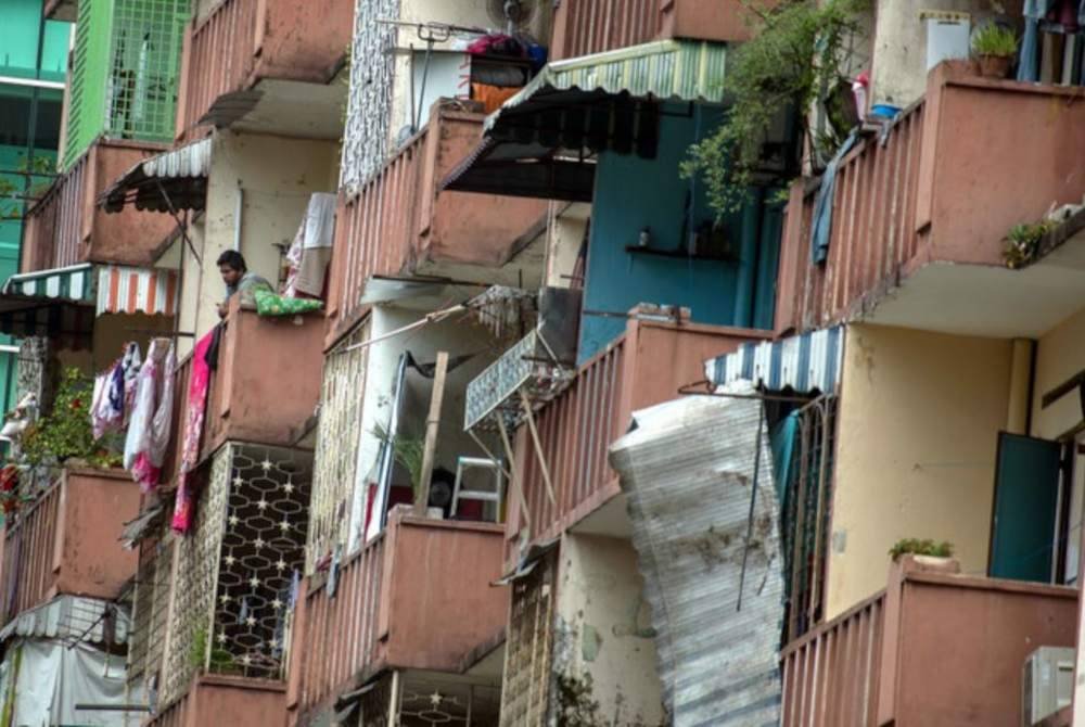 Penghuni Flat Malayan Mansion bimbang keselamatan masing-masing berikutan jarak kejadian tanah jerlus yang berlaku Jumaat lepas. Foto fail Bernama