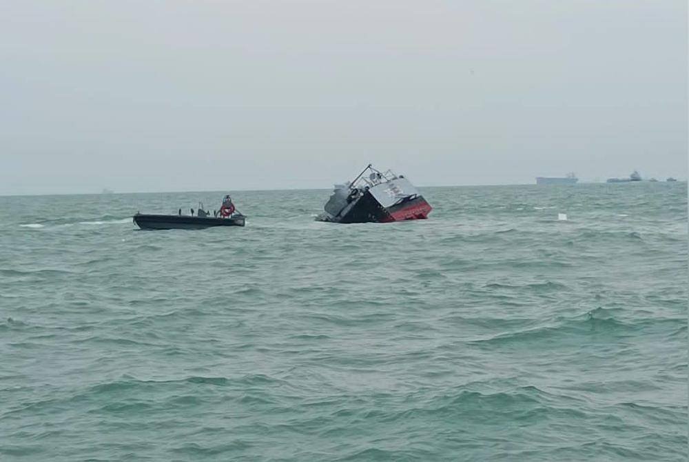 KD Pendekar dilaporkan tenggelam sepenuhnya di posisi dua batu nautika Tenggara dari Tanjung Penyusop, Johor pada jam 3.54 petang Ahad. Foto media sosial