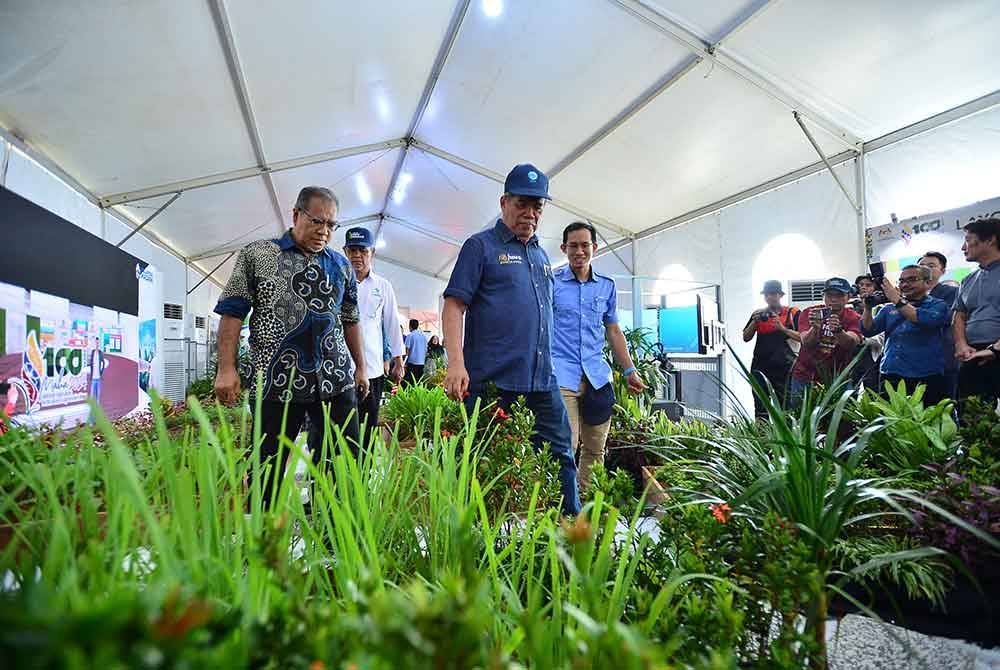 Mohamad (tengah) meninjau teknologi pertanian yang dipamerkan sempenan Road to MAHA 2024 di Kota Raja, Klang.