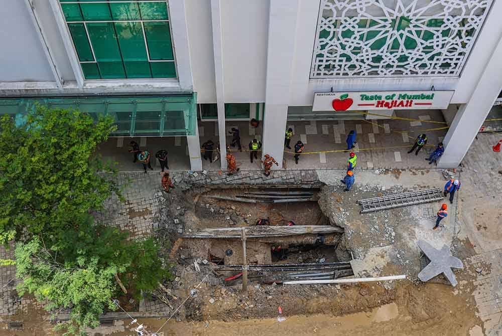 Anggota Jabatan Bomba dan Penyelamat Malaysia serta Angkatan Pertahanan Awam Malaysia giat meneruskan operasi mencari dan menyelamat warga India yang menjadi mangsa insiden tanah jerlus di Jalan Masjid India. Foto Bernama