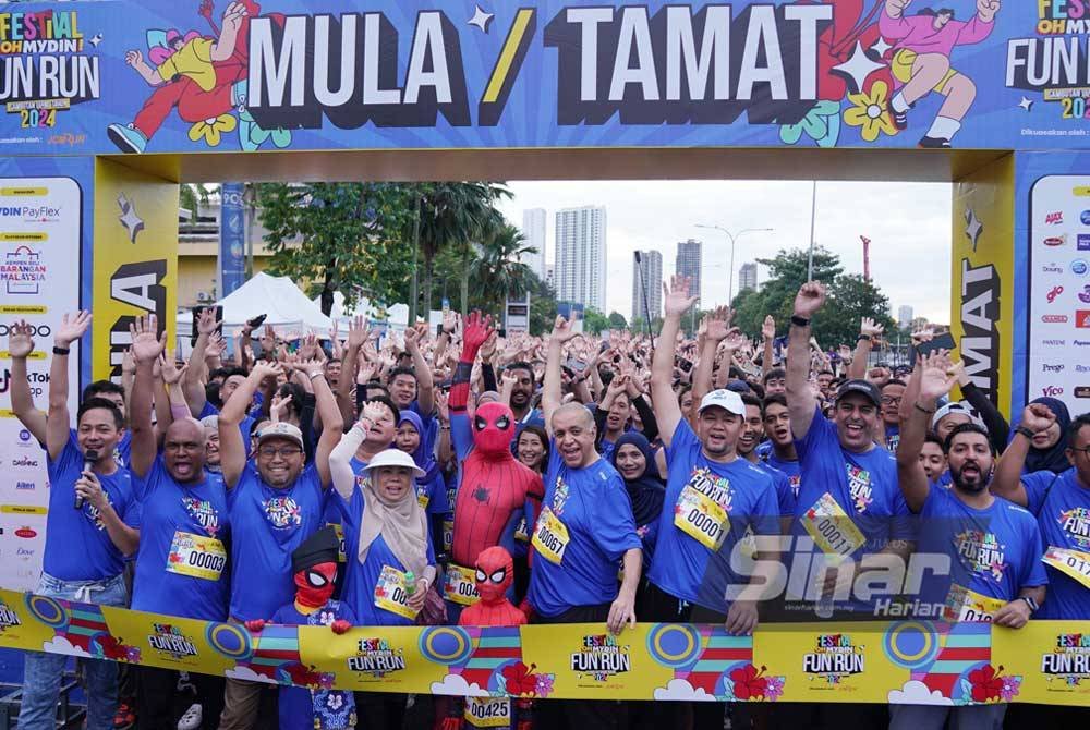 Ameer (depan, lima dari kanan) semasa gimik pelancaran dan pelepasan peserta Fun Run Festival OHMYDIN! 2024 bertempat di MYDIN USJ, Subang Jaya pada Sabtu. FOTO SINAR HARIAN - ROSLI TALIB