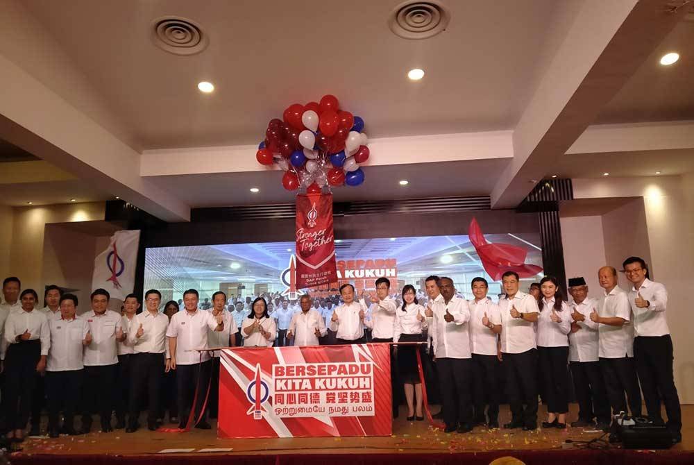 Kor Ming (hadapan, lima dari kiri) bersama pimpinan DAP Perak sempena Jamuan Makan Malam DAP Perak di sebuah restoran pada malam Ahad.