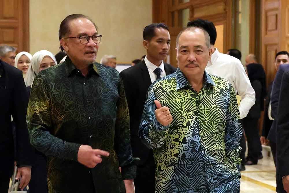 Anwar membincang sesuatu dengan Ketua Menteri Sabah, Datuk Seri Hajiji Noor selepas selesai mempengerusikan mesyuarat &#039;pre-council&#039; Malaysia bersempena Rundingan Pemimpin Tahunan ke-25 Malaysia dan Brunei Darussalam di Bandar Seri Begawan malam tadi. - Foto: Bernama
--fotoBERNAMA (2024) HAK CIPTA TERPELIHARA
BANDAR SERI BEGAWAN, Aug 25 -- Prime Minister Datuk Seri Anwar Ibrahim discussing with Sabah Chief Minister Datuk Seri Hajiji Noor after chairing Malaysia&#039;s pre-council meeting in conjunction with the 25th Annual Leaders&#039; Consultation between Malaysia and Brunei Darussalam in Bandar Seri Begawan tonight.
--fotoBERNAMA (2024) COPYRIGHT RESERVED