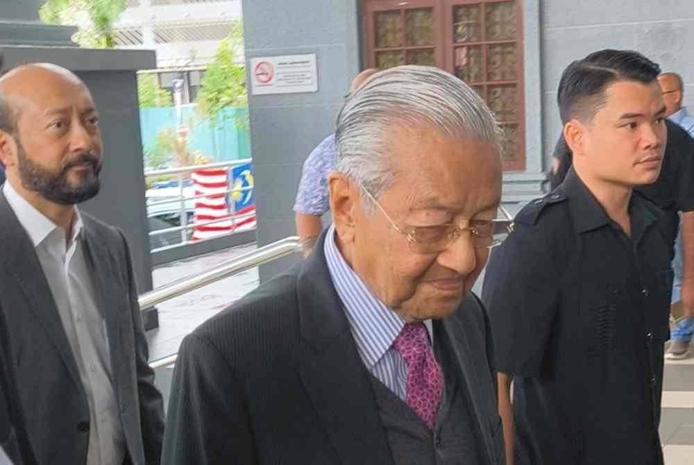 Tun M tiba di Mahkamah Tinggi Kuala Lumpur pada jam 9.38 pagi Isnin ditemani Siti Hasmah dan Mukhriz