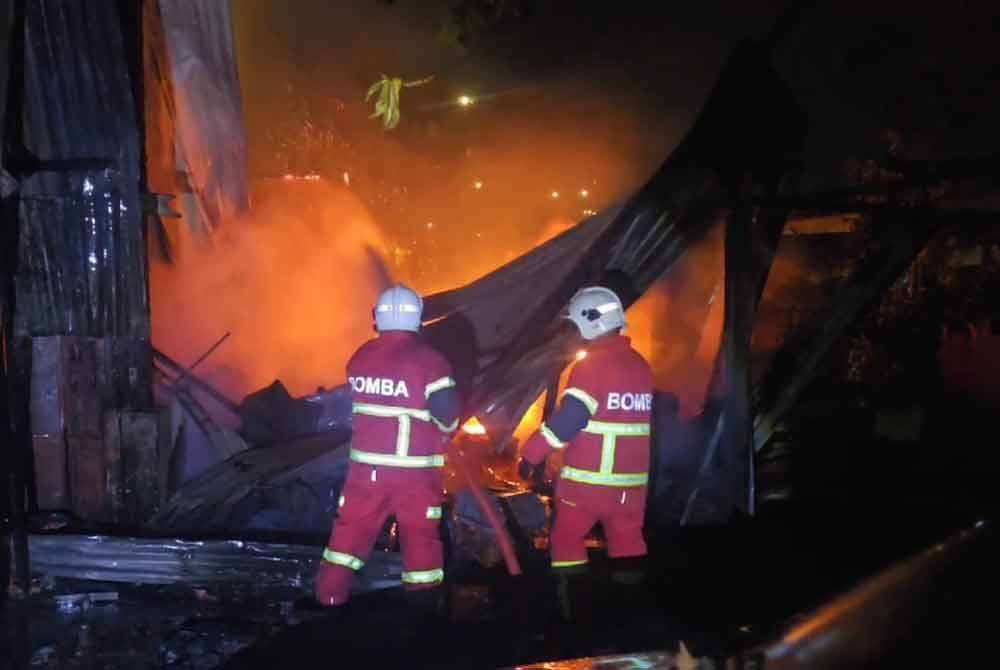 Anggota bomba ketika operasi memadam kebakaran melibatkan empat bengkel kenderaan dan sebuah kedai makan di belakang sebuah stesen minyak di Jalan Teluk Sisek pada awal pagi Isnin.