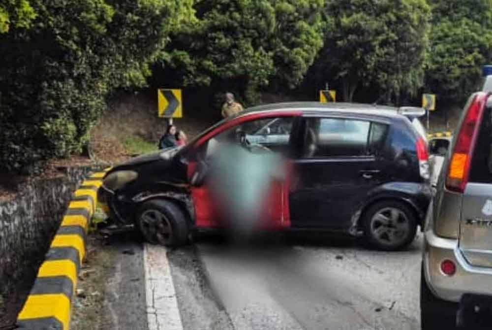 Keadaan kereta yang dipandu lelaki warga emas tersebut dalam kejadian di KM15.8 Jalan Genting Highlands pada Ahad. Foto ihsan PDRM