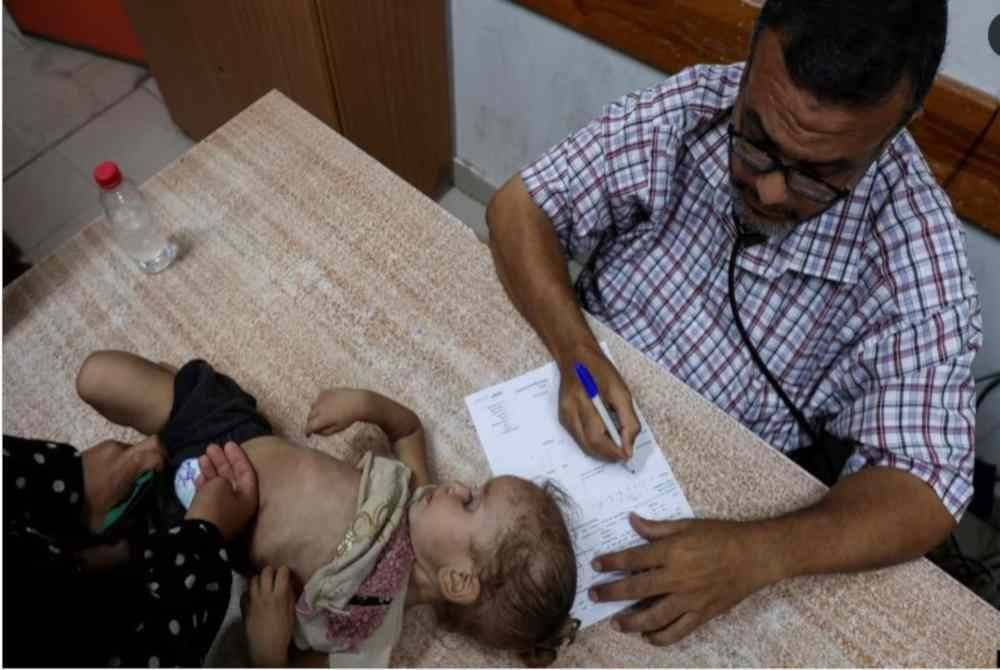 Seorang kanak-kanak perempuans Palestin diperiksa oleh doktor di tengah-tengah kebimbangan mengenai penyebaran polio selepas kes pertama dilaporkan oleh Kementerian Kesihatan, di Hospital Al-Aqsa Martyrs, di Deir Al-Balah di tengah Semenanjung Gaza 18 Ogos lalu. Foto Reuters