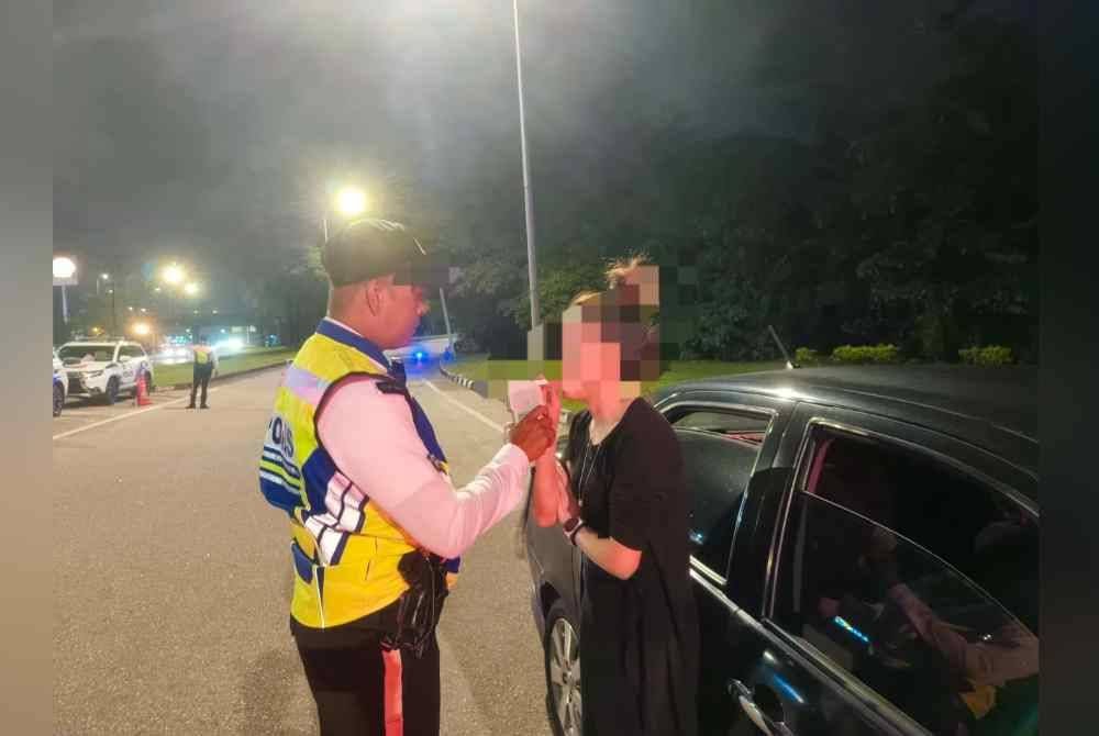 Seorang pemandu diuji pada operasi berkenaan. Foto PDRM Johor