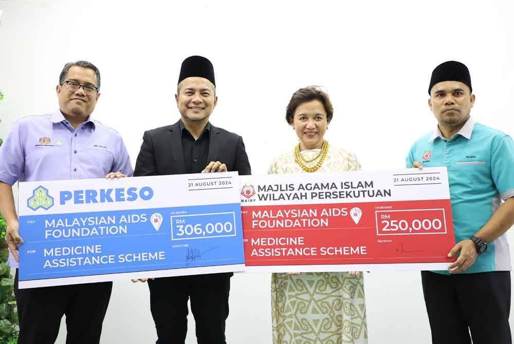 Dari kiri: Dr Azlan Darus, Ketua Bahagian Pencegahan, Perubatan & Pemulihan, PERKESO, Jasmin Jalil, Pengarah Eksekutif Yayasan AIDS Malaysia & Majlis AIDS Malaysia, Profesor Dato’ Dr. Adeeba Kamarulzaman, Pengerusi Yayasan AIDS Malaysia & Ustaz Talmizi Yahaya, Pengurus Bahagian Pengagihan Zakat, MAIWP.