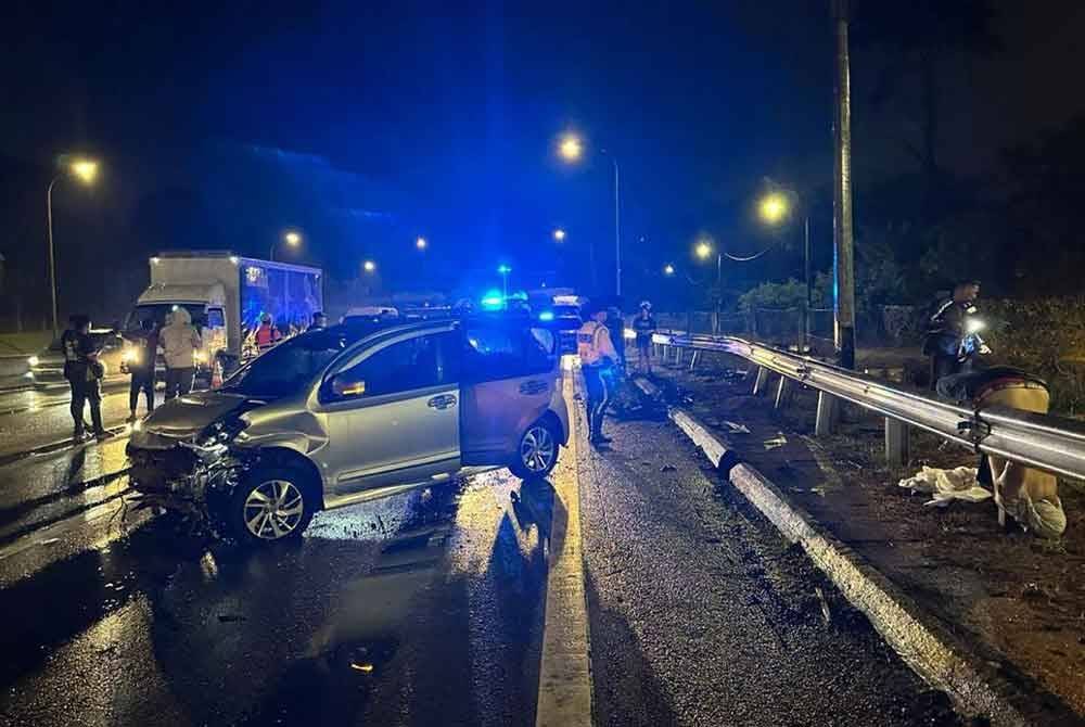 Keadaan Perodua Myvi mangsa yang dilanggar ketika sedang menunggu bantuan selepas terbabit kemalangan. Foto PDRM