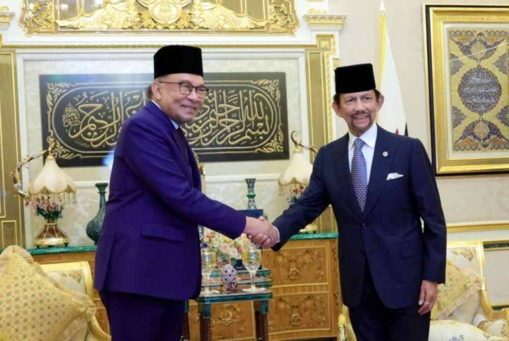 Anwar menghadap Sultan Brunei Sultan Hassanal Bolkiah di Istana Nurul Iman hari ini. Foto Bernama