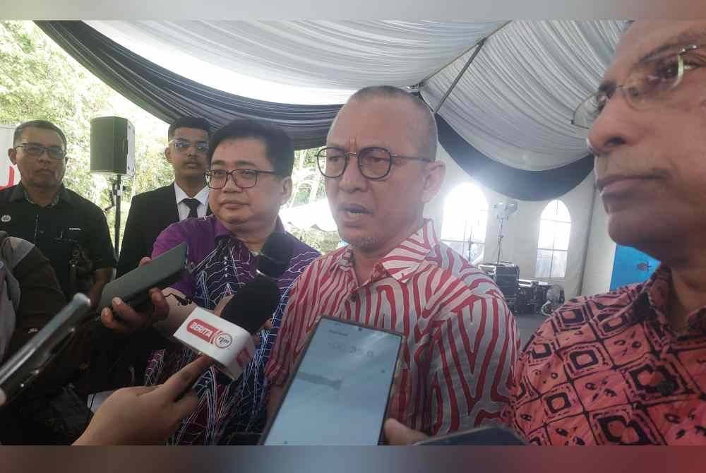 Razali (tengah) ketika sidang akhbar selepas Majlis Pelancaran De Rantau@Terengganu