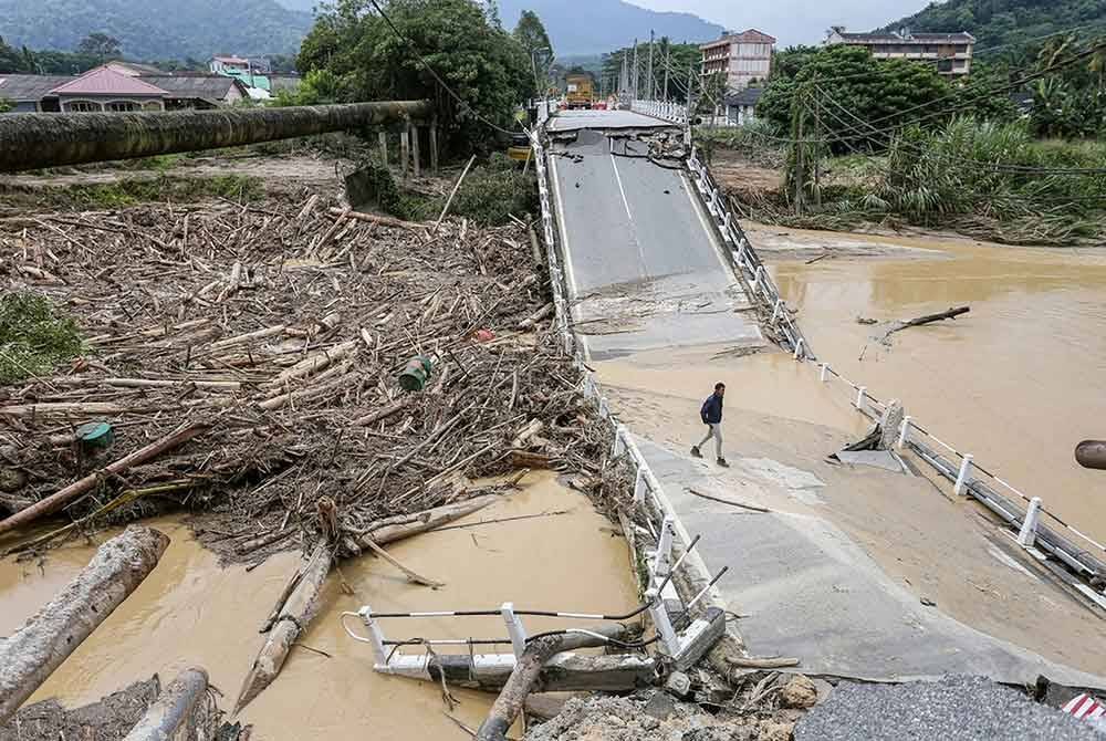 Keadaan Jambatan Lama Sungai Slim yang runtuh akibat kejadian kepala air. Foto Bernama