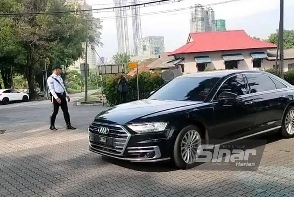 Kenderaan yang membawa Ahmad Zahid memasuki pekarangan kediaman rasmi rumah Menteri Besar Johor pada Isnin.