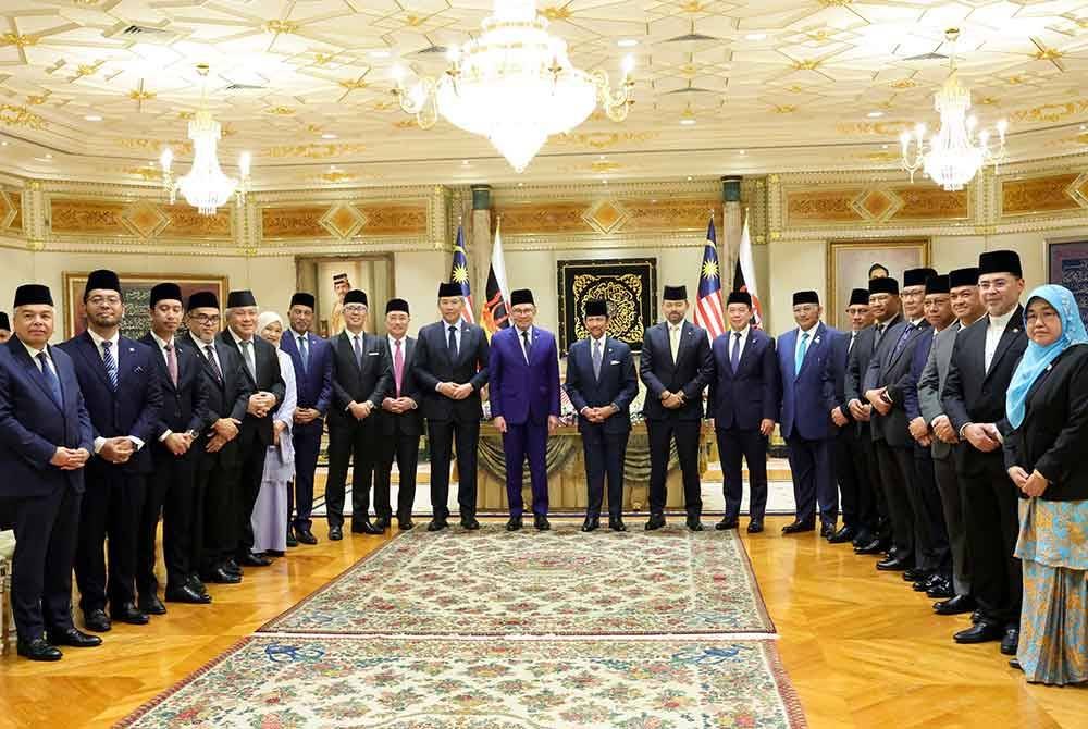 Sultan Brunei Sultan Hassanal Bolkiah bersama Perdana Menteri Malaysia, Datuk Seri Anwar Ibrahim bergambar bersama delegasi Malaysia dan Brunei selepas menyaksikan pemeteraian memorandum persefahaman dan instrumen dua hala Malaysia-Brunei di Istana Nurul Iman pada Isnin. Foto Bernama