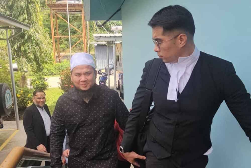 Ebit Lew (kiri) hadir ke Mahkamah Majistret Tenom pada Isnin.