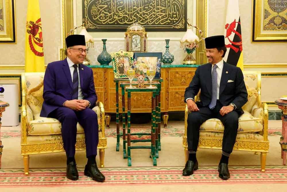 Perdana Menteri Malaysia, Datuk Seri Anwar Ibrahim menghadap Sultan Brunei Sultan Hassanal Bolkiah di Istana Nurul Iman pada Isnin. - Foto Bernama