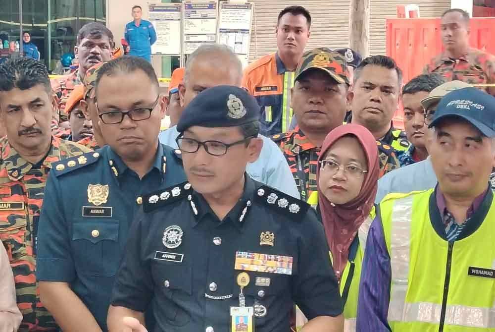 Sulizmie Affendy dalam sidang akhbar di lokasi kejadian tanah jerlus di Jalan Masjid India, Kuala Lumpur pada Isnin.