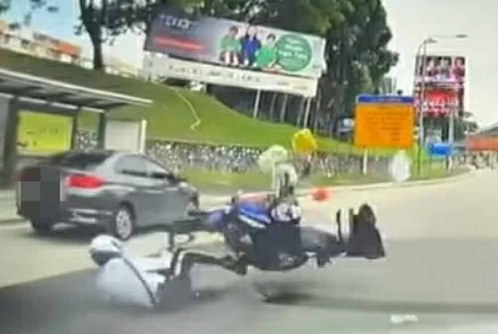 Rakaman video tular memaparkan anggota polis trafik melanggar sebuah kereta yang menukar lorong di Jalan Cheras, di sini, pada Ahad.