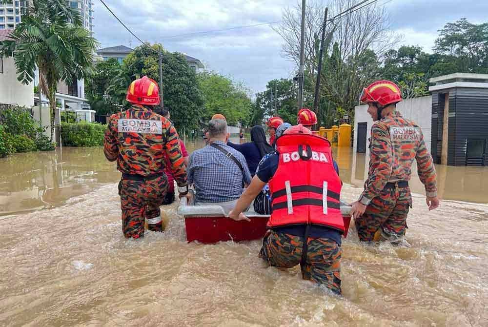 Pasukan JBPM antara yang sentiasa berada di hadapan setiap kali banjir melanda. Gambar hiasan