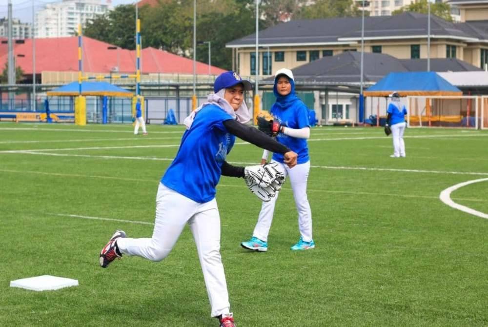 Pemain besbol wanita menjalankan latihan setiap minggu untuk mengasah kemahiran sedia ada.