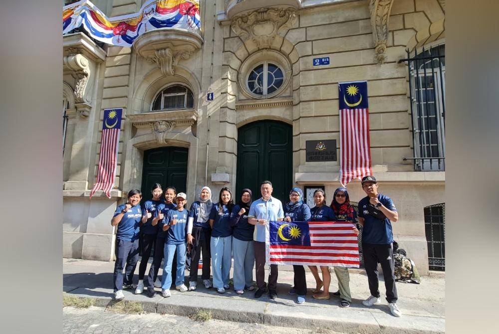 Edleen (lima dari kanan) bersama dengan pasukan paintball wanita yang bakal beraksi di Piala Dunia UPBF Rabu ini di Dreux, Perancis.