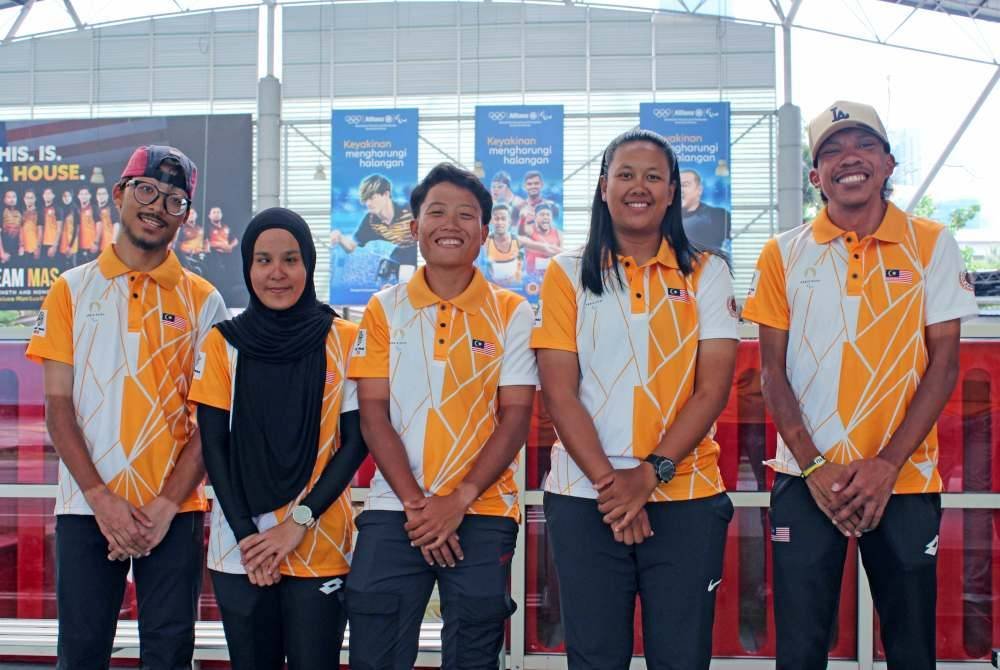 Barisan atlet berbasikal paralimpik negara (dari kiri) Muhammad Adi Raimie Amizazahan, Nur Azlia Syafinaz Mohd Zais, Nurul Suhada Zainal, Farina Shawati Mohd Adnan dan Mohamad Yusof Hafizi Shaharuddin. Foto Bernama