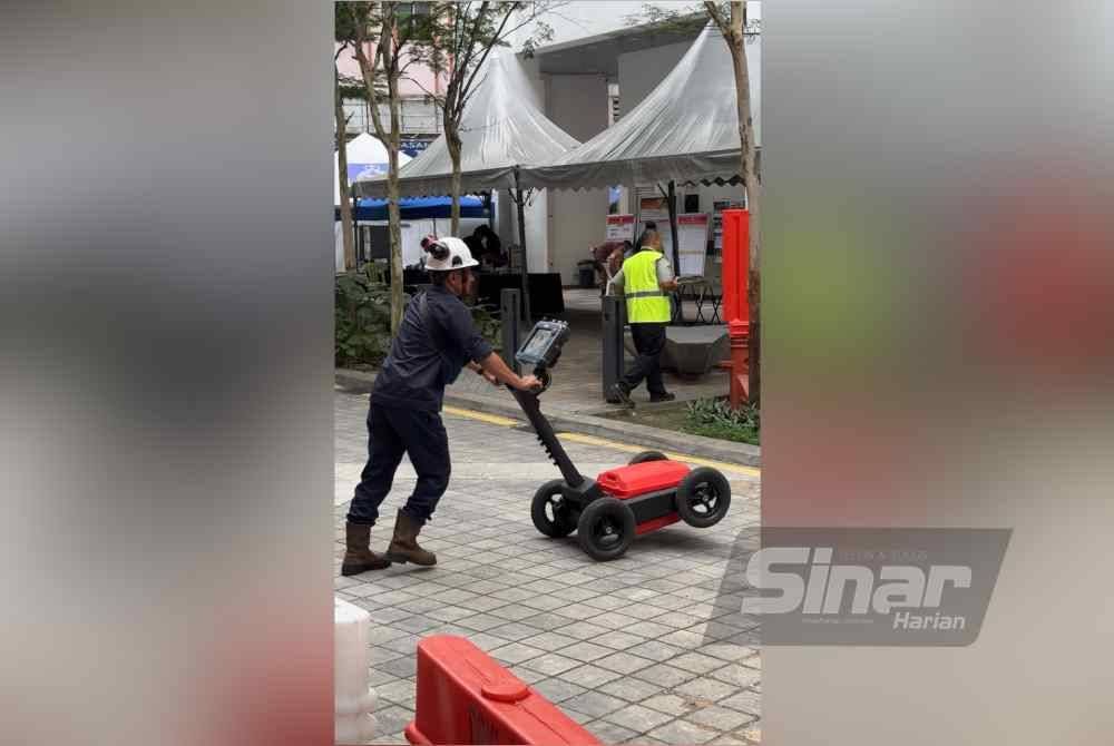 Alat pengesan GPR dibawa masuk ke kawasan pencarian bagi mencari mangsa tanah jerlus di Jalan Masjid India pada Selasa.