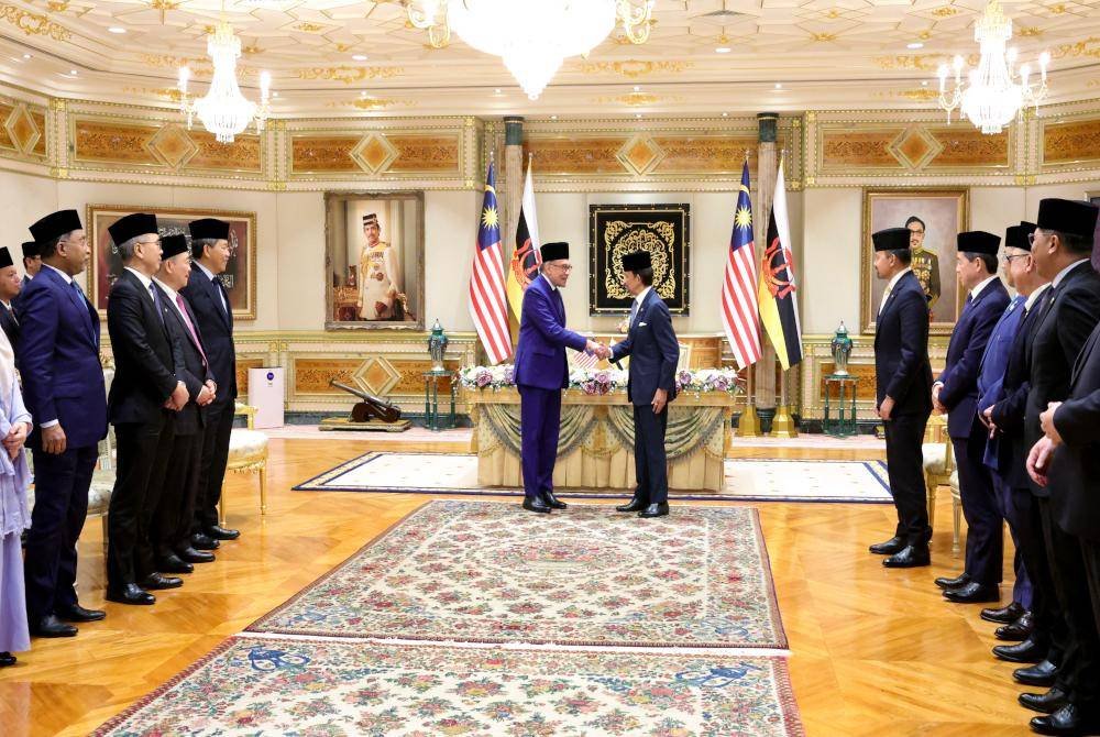 Sultan Brunei Sultan Hassanal Bolkiah bersalaman dengan Perdana Menteri Malaysia Datuk Seri Anwar Ibrahim selepas pemeteraian memorandum persefahaman dan instrumen dua hala Malaysia-Brunei di Istana Nurul Iman pada Isnin. Foto Bernama