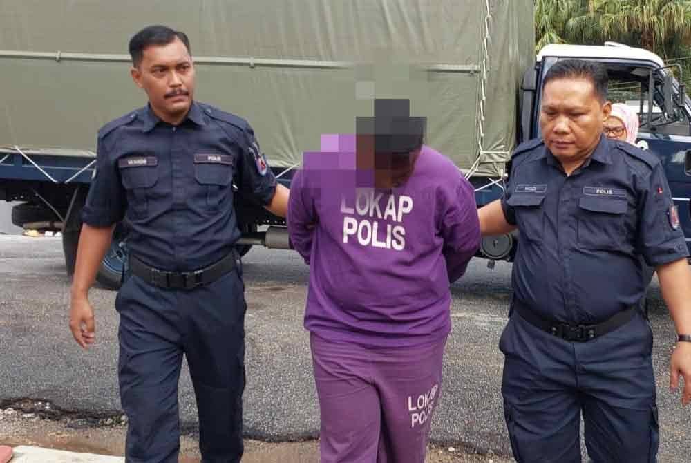 Lelaki berusia 21 tahun (tengah) ketika dibawa ke Mahkamah Jasin untuk mendapatkan perintah reman pada Selasa.