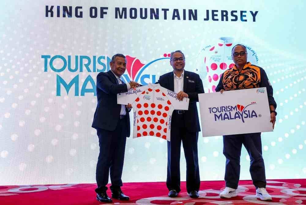 Abdul Rashid (tengah) bersama Timbalan Ketua Pengarah (Perancangan) Tourism Malaysia, Saidi Bundan menunjukkan jersi Polkadot Raja Bukit tajaan Tourism Malaysia pada majlis pengumuman kerjasama strategik Tourism Malaysia dan Petronas Le Tour De Langkawi 2024 di Casa 4, MSN pada Isnin.