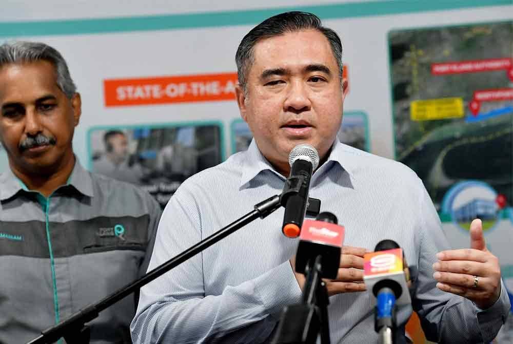 Anthony Loke semasa sidang media selepas pelancaran Program Latihan dan Profesionalisme Industri Pelabuhan dan Haulier Peringkat Kebangsaan di Pelabuhan Klang hari ini. Foto Bernama